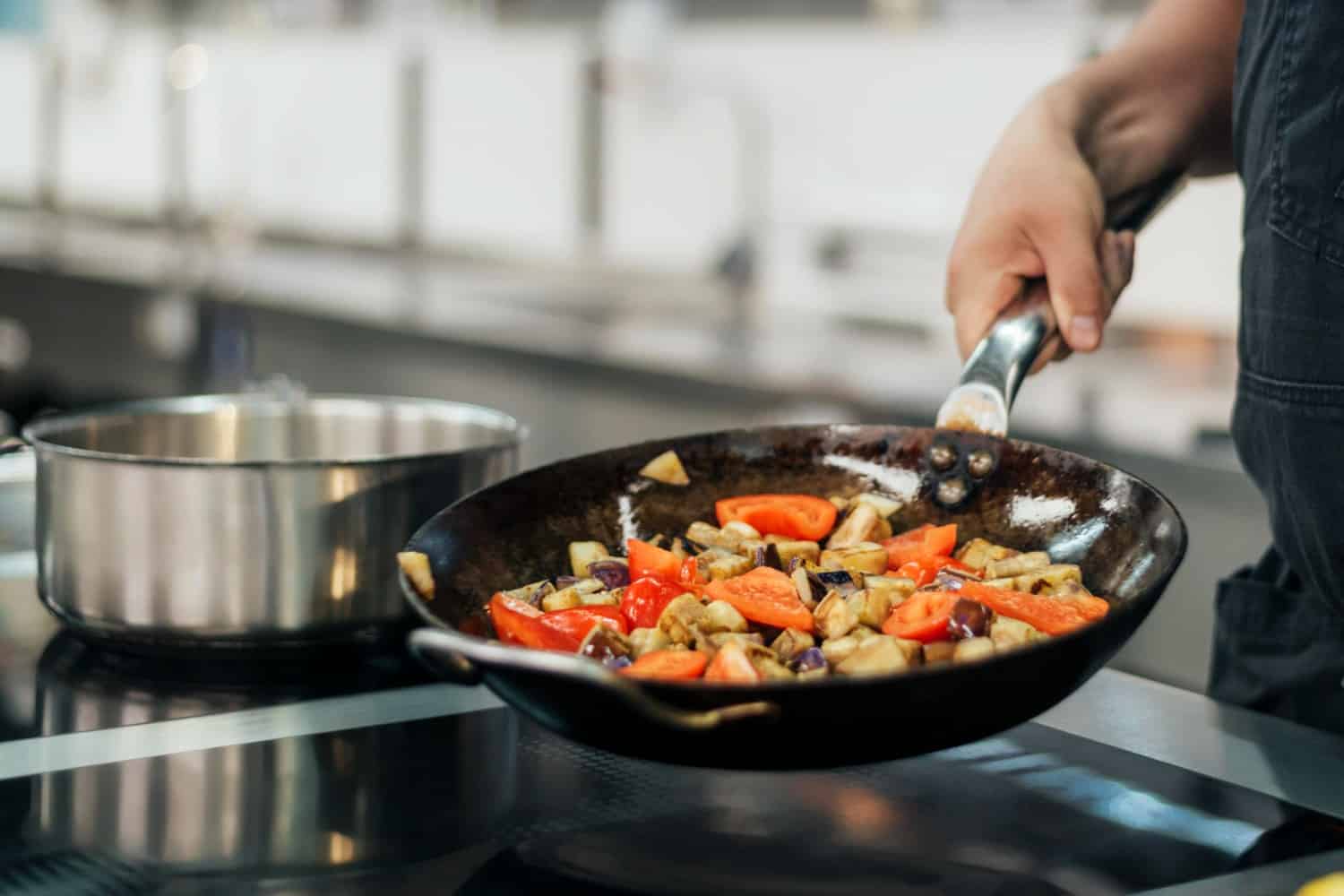 Pan frying, shallow frying, deep frying: what's the difference?